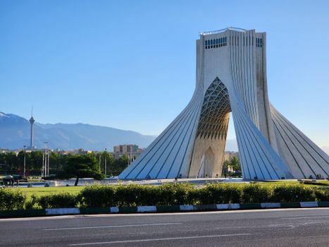 Redactiescherm met laatste nieuws Iran en kaart van het Midden-Oosten