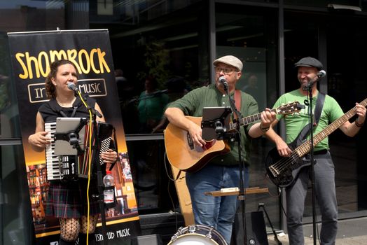 Gezellige avond op een Brabants plein met terrassen, diners en live muziek op de achtergrond