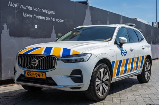 Telefoon met nu het laatste nieuws het eerst op nu nl geopend op een tafel in Emmeloord