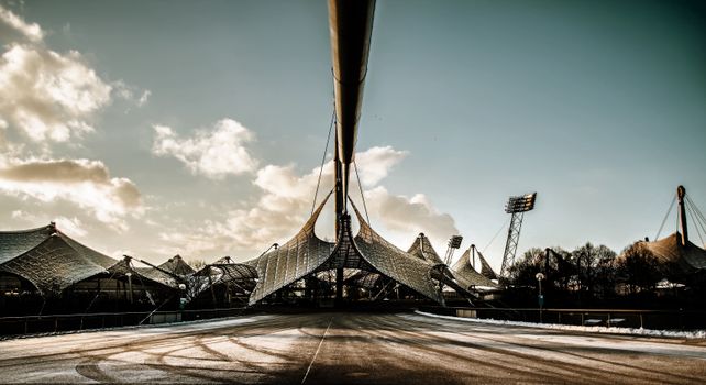 Atleet op skeletonslee tijdens skeleton olympische spelen 2026 op een ijzige baan in Cortina