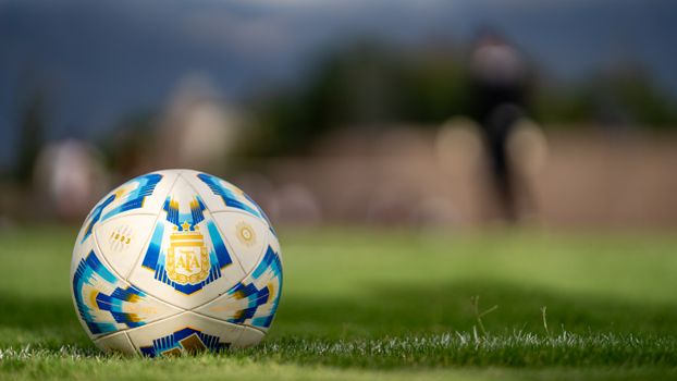 Televisiescherm met speelschema FIFA WK 2026 in een winkelstraat in Lelystad