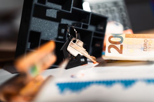 Starter bekijkt DUO-schuld en hypotheekberekening op een laptop in 2026
