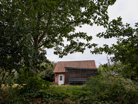 Prefab tiny house in een achtertuin bij een woonhuis in de regio Flevoland