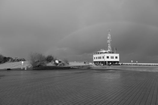 Weerbericht boven Rtvzuiderzee met donkere wolken, nat wegdek en verkeer op de A6 bij wind en regen